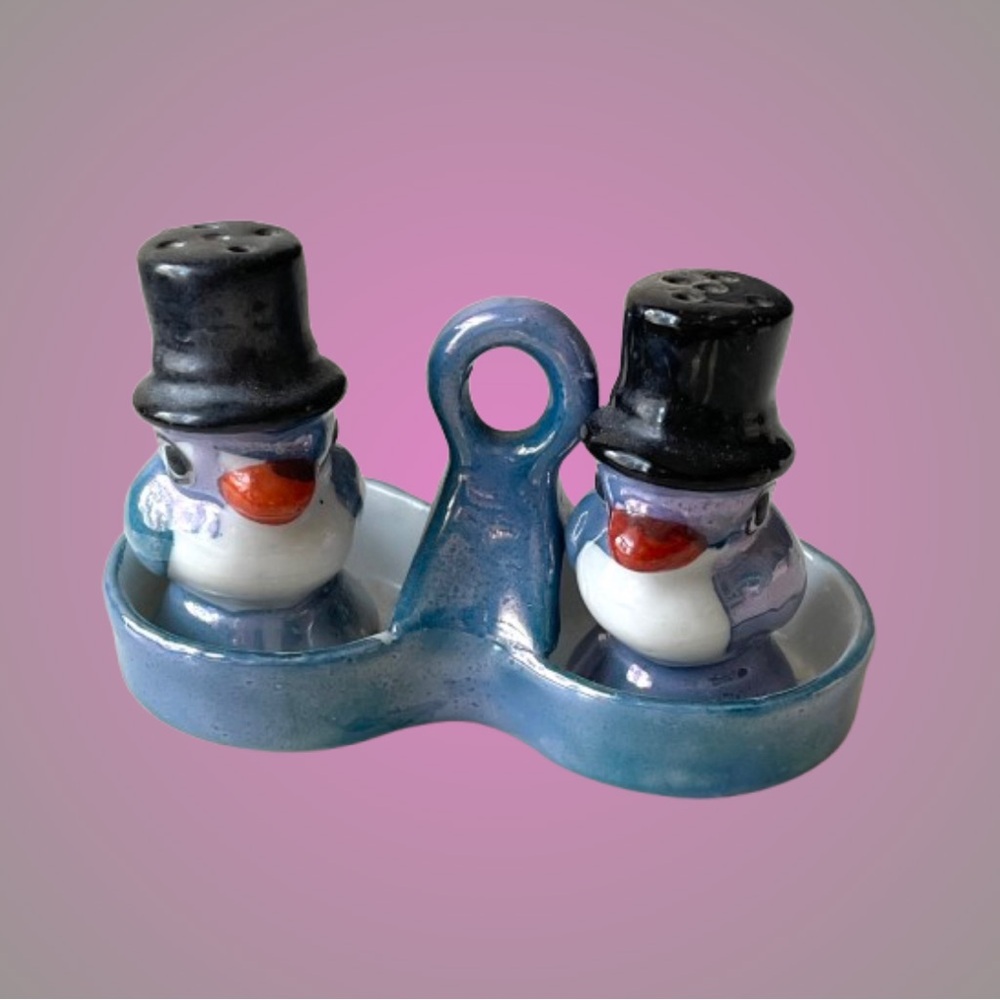 Adorable vintage ceramic birds in top hats salt & pepper shakers w/ holder